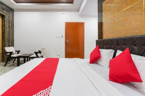Katil atau katil-katil dalam bilik di Hotel O Raghavendra Residency