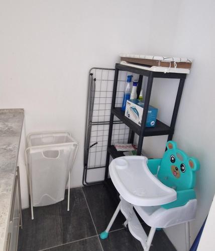 a bathroom with a white toilet and a shelf at Wohnen am See in Ingelheim am Rhein