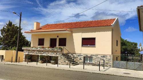 a house on the side of the street at A Casa das Tias in Benedita