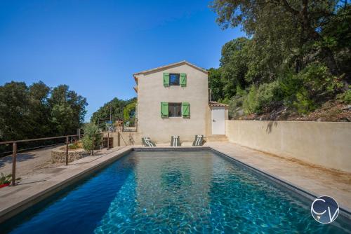 une maison avec une piscine devant une maison dans l'établissement Charming house near Uzès, à Belvézet
