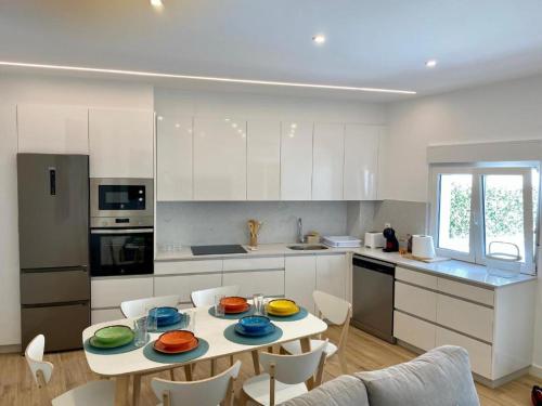 una cocina con una mesa con platos coloridos. en Apartamentos Ezaro Beach, en Dumbría