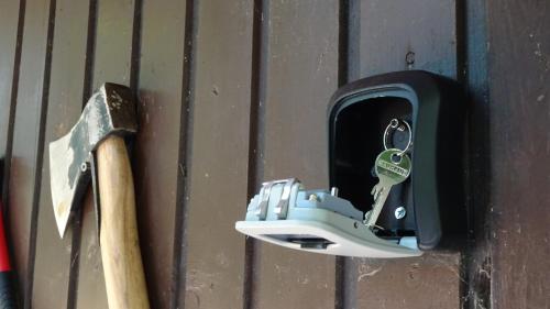a door opener with a lock and a baseball bat at Ferienhaus Gädda in Vöhl