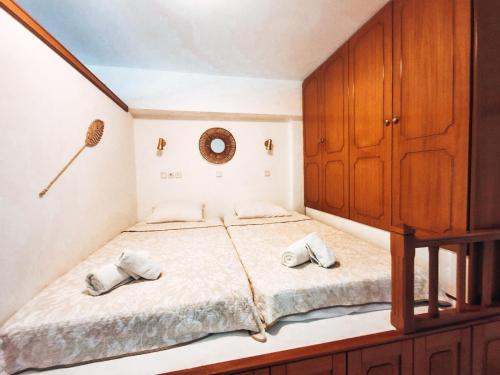 A bed or beds in a room at Haraki Aqua Blue