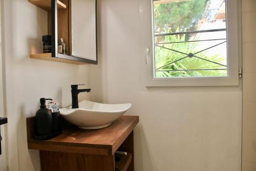 a bathroom with a sink and a window at Duplex-Saint-Rémy-lès-Chevreuse in Saint-Rémy-lès-Chevreuse