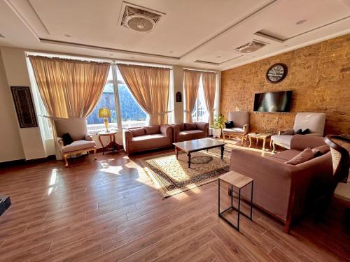 Ruang duduk di Himalaya Villas 2 bedroom suite