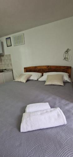 Apartment and Rooms Lucicaにあるベッド