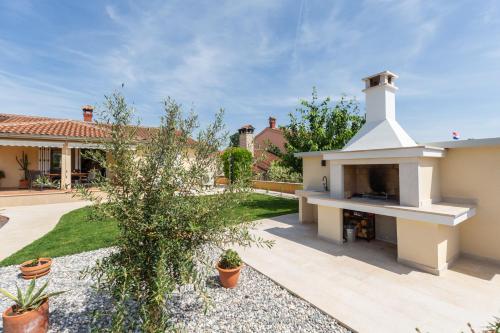 a backyard of a house with a fireplace at Casa Tatjana in Rošini