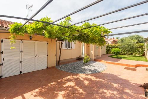 a house with a courtyard with a garage at Casa Tatjana in Rošini