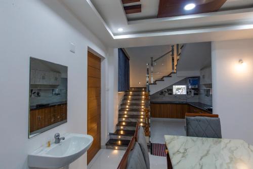 baño con lavabo y escalera en NMS GRAND VIEW TOWER, en Pondicherry
