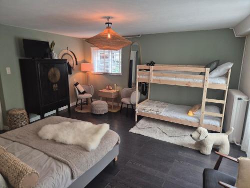 a bedroom with two bunk beds and a living room at Appartementen aan den Hogeweg in Zandvoort