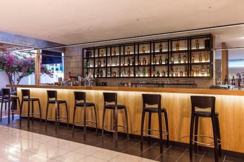El lounge o bar de Athena Hotel