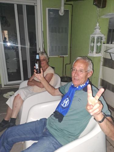 a man with a blue bow tie giving a thumbs up at Kurt e famiglia in Casalzuigno