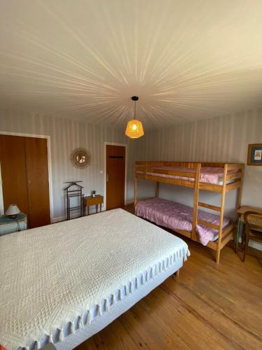 - une chambre avec deux lits superposés et un plafond dans l'établissement Agréable maison avec vue panoramique, à La Bourboule