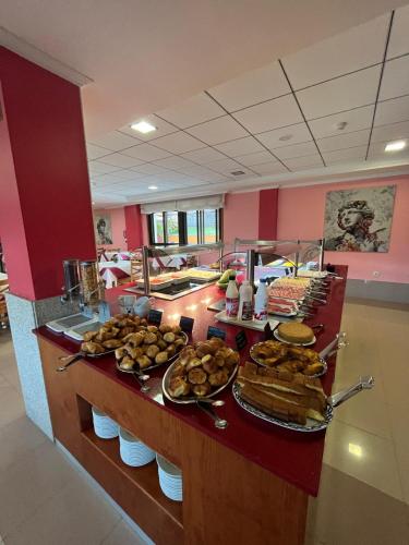 een buffet met veel verschillende soorten eten bij Apartamentos Atlántico Resort in Montalvo