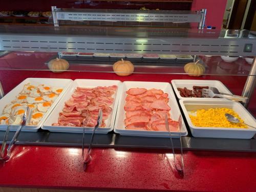 een vitrine met verschillende dienbladen bij Apartamentos Atlántico Resort in Montalvo