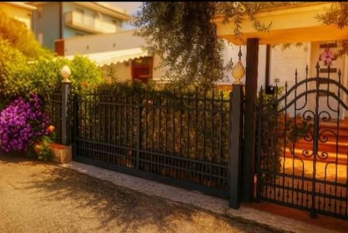 una recinzione nera in ferro battuto di fronte a una casa di Casa Dea a Rimini