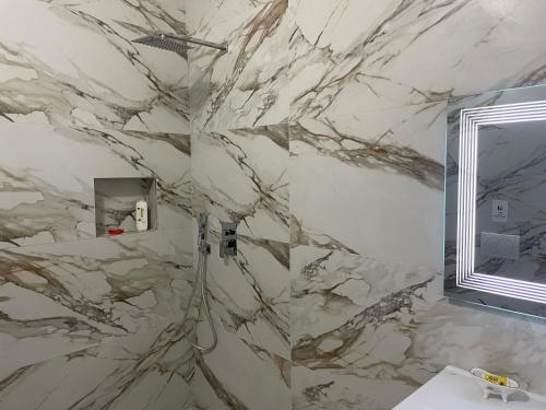 bagno con parete in marmo di Vila BriArt a Durrës