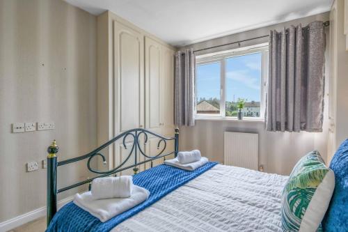 a bedroom with a bed with towels on it at The Family & Contractor Haven in Shepshed