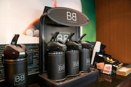 Set per la preparazione di tè e caffè presso Fairfield Inn & Suites Saginaw