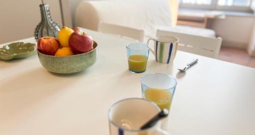 - un bol de fruits et deux verres de jus d'orange dans l'établissement Hypercenter - At the foot of the Palais des Papes, à Avignon