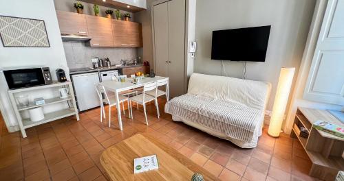 Il comprend un petit salon avec une table et une cuisine. dans l'établissement Hypercenter - At the foot of the Palais des Papes, à Avignon