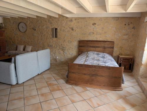 une chambre avec un lit dans une pièce dans l'établissement La Maison du Bourg, à Saint-Vivien