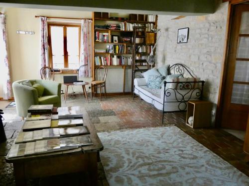 un salon avec un canapé et une table dans l'établissement Le Sept-Maison du XVII ème siècle, 