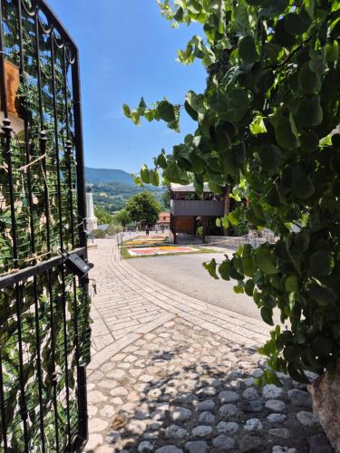 an open gate with a cobblestone street at B&B TraMonti in Cusano Mutri