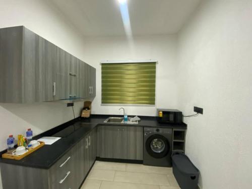 Dapur atau dapur kecil di PLUS 33 HOTEL