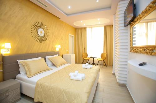 ein Hotelzimmer mit einem Bett und einem Badezimmer in der Unterkunft Rio Boutique Hotel Vlore in Vlorë