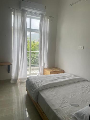 Postel nebo postele na pokoji v ubytování Mama Killa 2BHK with Balcony