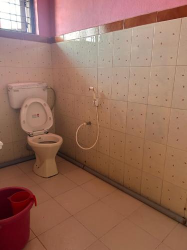 une salle de bain avec toilettes et douche dans l'établissement Coorg Heaven Homestay, à Madikeri
