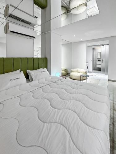 Un pat sau paturi într-o cameră la Beachfront Bliss in Ilha