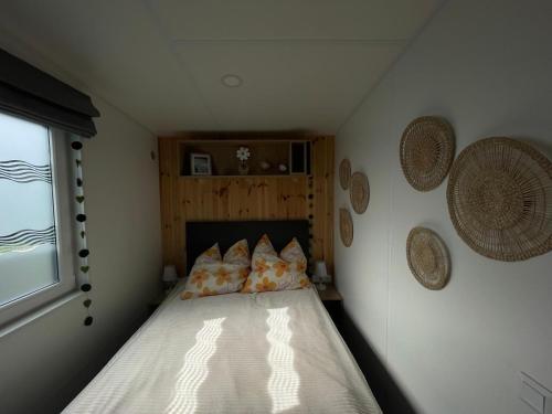 a small bedroom with a bed in the corner at Tinyhaus Lieblingsplatz in Wemding