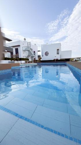 ein großes Schwimmbad vor einem Haus in der Unterkunft Hogar Feliz de España in Ciudad Quesada