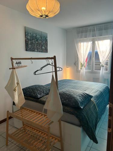 - une chambre avec un lit et une balançoire dans l'établissement Maison lumineuse à Lens avec parking gratuit, à Lens