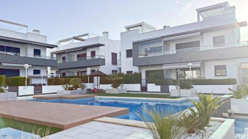 ein Bild von einem Haus mit einem Swimmingpool in der Unterkunft Hogar Feliz de España in Ciudad Quesada