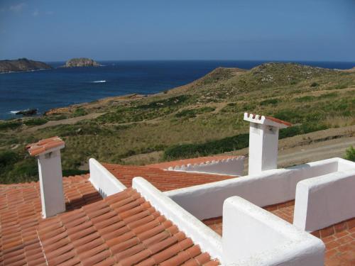 una vista del océano desde el techo de una casa en Can Roc, en Es Mercadal