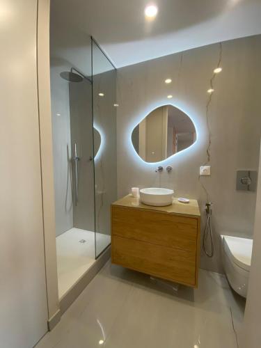une salle de bain avec un lavabo et une douche dans l'établissement Paris 13th Olympiades Apartment, à Paris