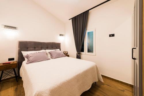 Ένα ή περισσότερα κρεβάτια σε δωμάτιο στο Holiday in Zečevo