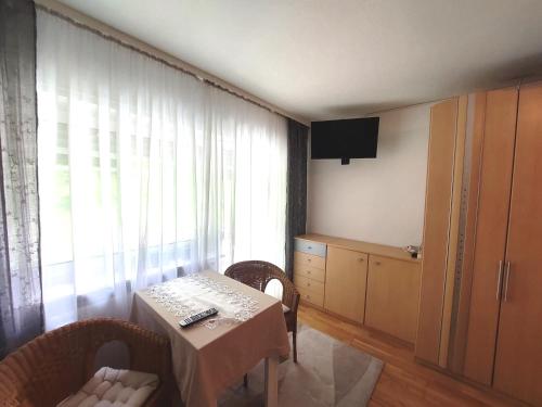 a room with a table and chairs and a window at 2-Zimmerwohnung, 80qm mit Terrasse und großem Garten bei Frankfurt am Main in Bad Vilbel