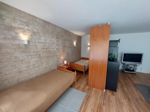 a small room with a bed and a tv at 2-Zimmerwohnung, 80qm mit Terrasse und großem Garten bei Frankfurt am Main in Bad Vilbel