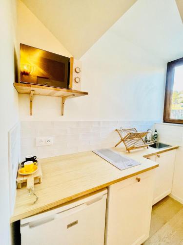 une cuisine avec un comptoir en bois et une fenêtre dans l'établissement Green bubble LH Urban Oasis, au Havre