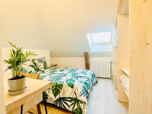 une chambre avec un lit et une plante en pot dans l'établissement Green bubble LH Urban Oasis, au Havre