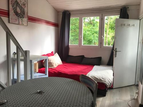 une petite chambre avec un lit et une fenêtre dans l'établissement Studio proche forêt, à Jouy-en-Josas