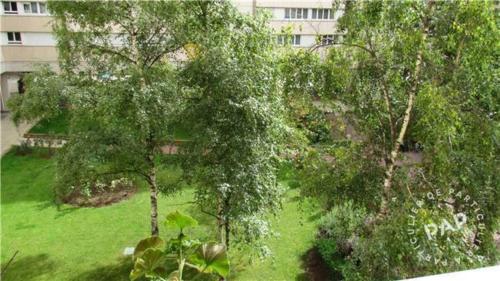 an overhead view of a yard with trees and a building at Chambre d'hôtes Paris La défense Arena in Puteaux