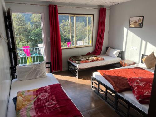 Postel nebo postele na pokoji v ubytování Wacky Woods Resort Shivpuri