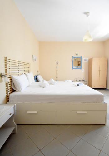 Una cama o camas en una habitación de Hotel Argilos
