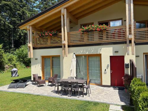 Taman di luar Chalet Relax Molveno