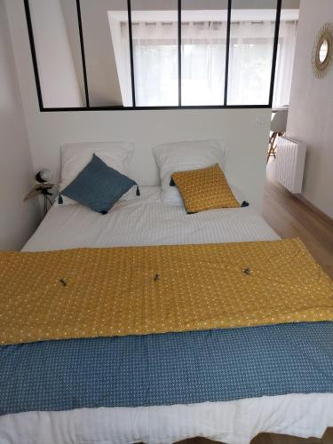 un lit avec deux oreillers dessus dans une chambre dans l'établissement Agréable studio a la campagne et proche de la mer, à Anctoville-sur-Bosc